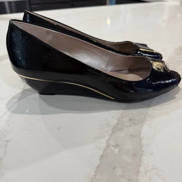 Alfani Step n Flex Peep Toe Patent Wedge Pump Heels Women's 11M Black/Gold Trim - Picture 5 of 9